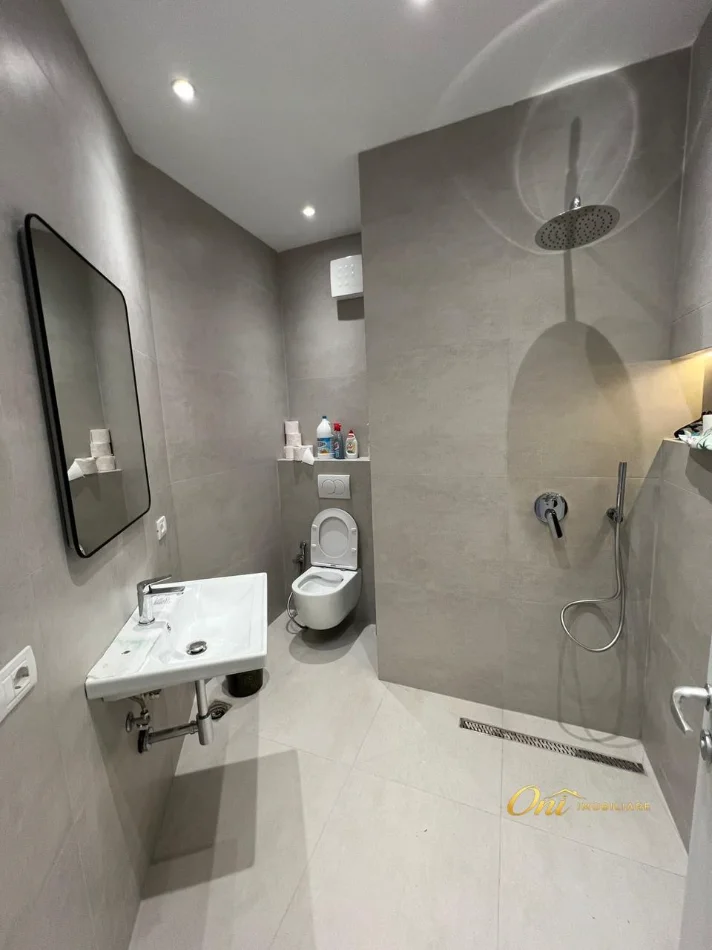 Tirane, jepet me qera zyre Kati 1, 135 m² 1.350 € (PAZARI I RI)