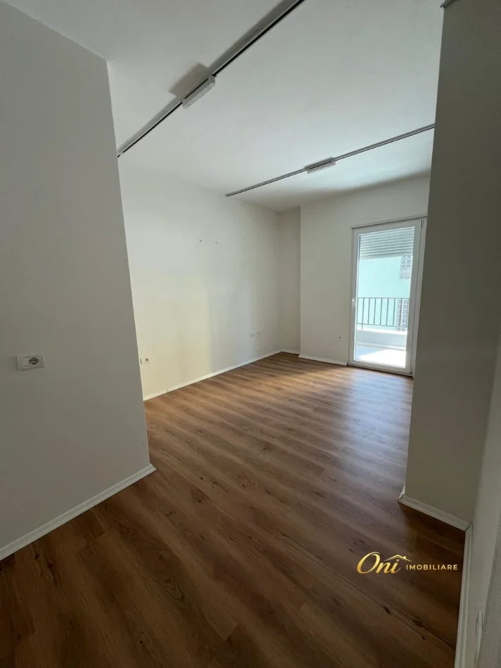 Tirane, jepet me qera zyre Kati 1, 135 m² 1.350 € (PAZARI I RI)