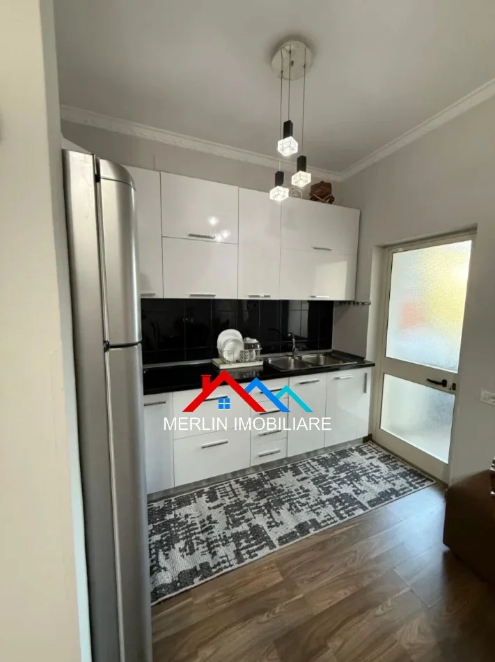 Tirane, jepet me qera apartament 2+1+Ballkon , 75 m² 680 € (RRUGA DON BOSKO)