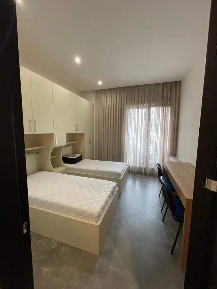 Tirane, jepet me qera apartament 2+1+Ballkon Kati 5, 116 m² 1.350 € (Kompleksi Delijorgji)