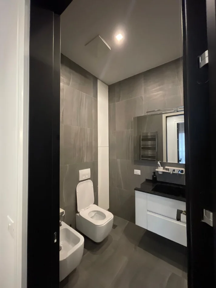 Tirane, jepet me qera apartament 2+1+Ballkon Kati 5, 116 m² 1.350 € (Kompleksi Delijorgji)