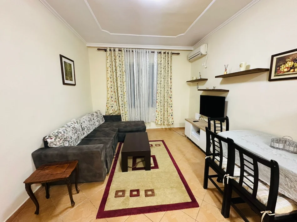 Tirane, jepet me qera apartament 1+1 Kati 4, 70 m² 450 mije leke
