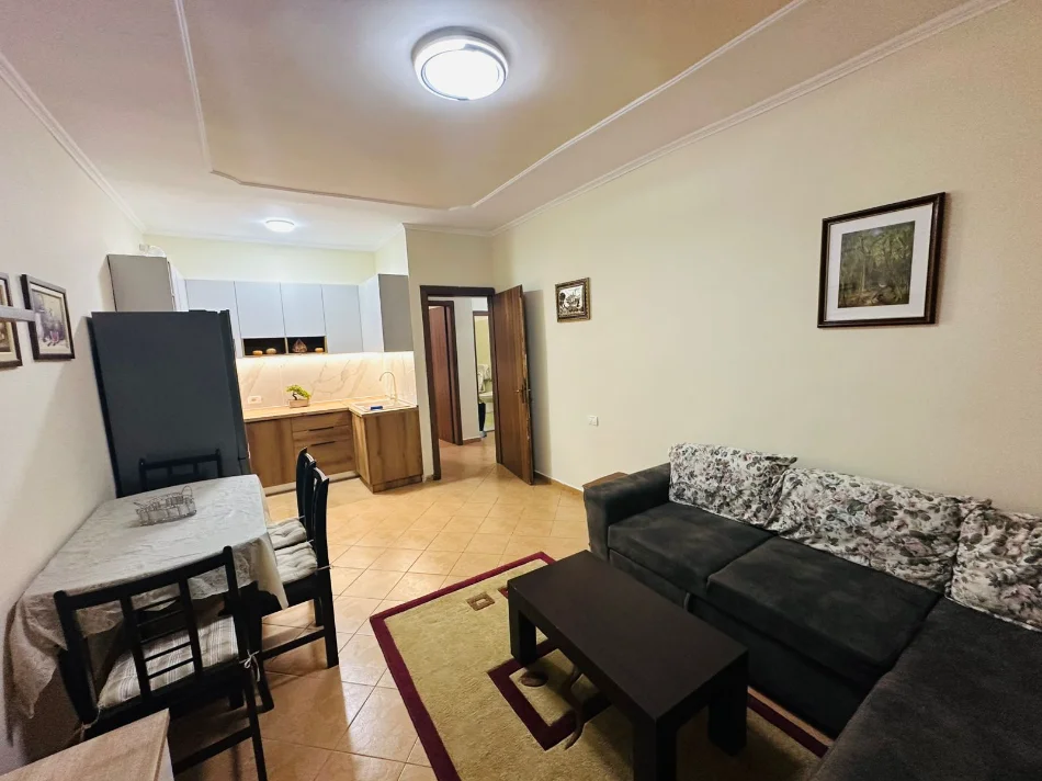 Tirane, jepet me qera apartament 1+1 Kati 4, 70 m² 450 mije leke