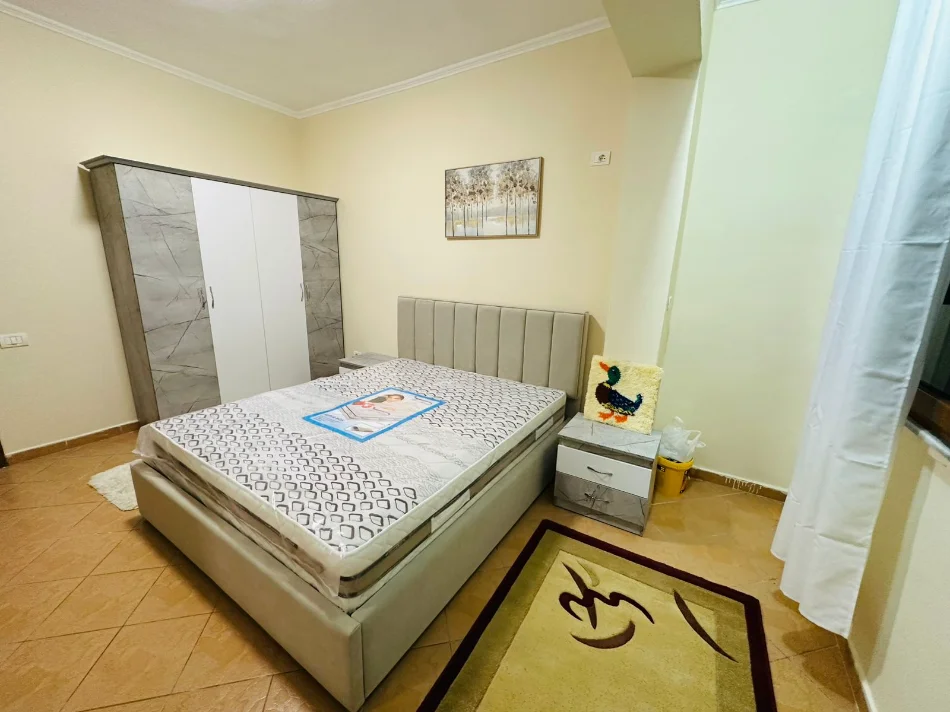 Tirane, jepet me qera apartament 1+1 Kati 4, 70 m² 450 mije leke