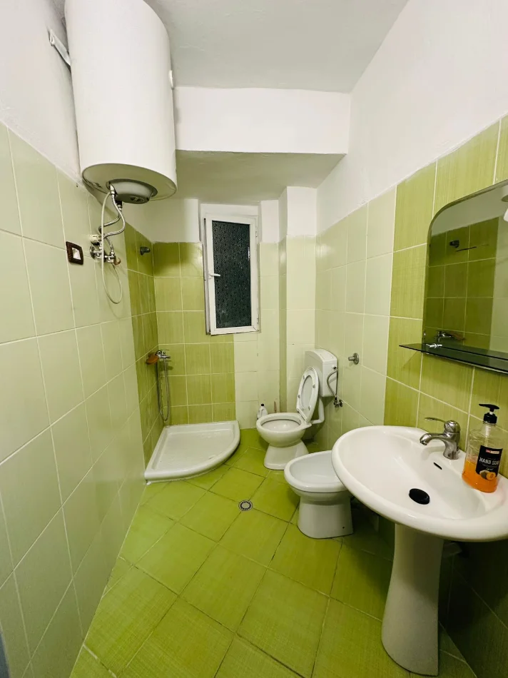 Tirane, jepet me qera apartament 1+1 Kati 4, 70 m² 450 mije leke