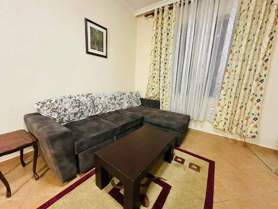 Tirane, jepet me qera apartament 1+1 Kati 4, 70 m² 450 mije leke