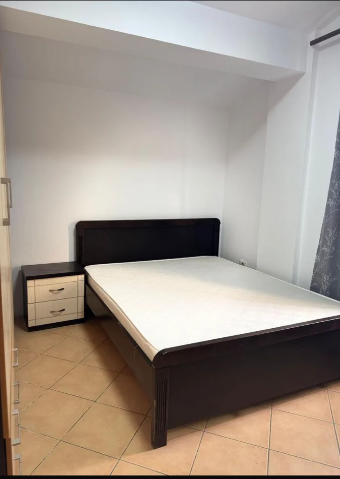 Tirane, jepet me qera apartament 3+1 Kati 4, 85 m² 550 € (Marin Barleti)