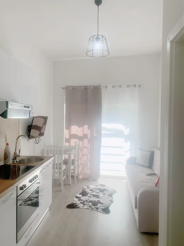 Tirane, jepet me qera apartament 1+1+Ballkon Kati 5, 35 m² 35,000 Leke (Ali Demi, kompleksi Mangalem)
