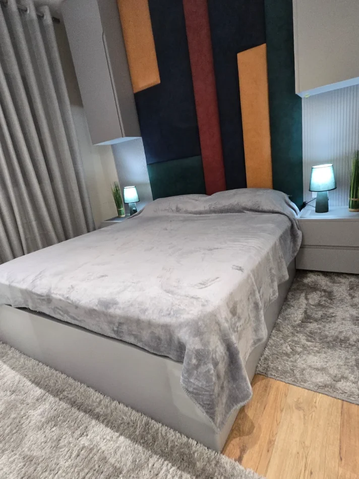 Tirane, jepet me qera apartament 2+1 , 1.100 € (Rezidenca Kurora)