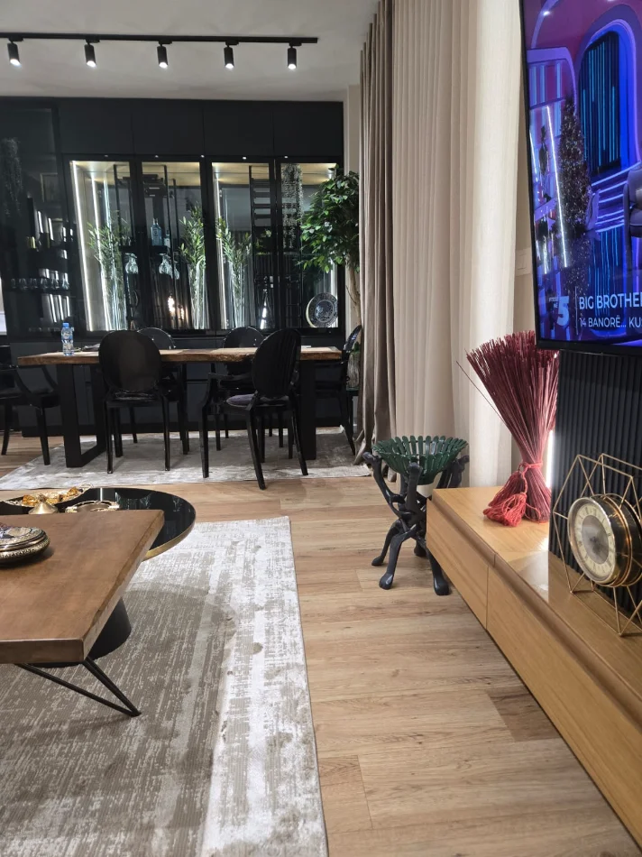 Tirane, jepet me qera apartament 2+1 , 1.100 € (Rezidenca Kurora)