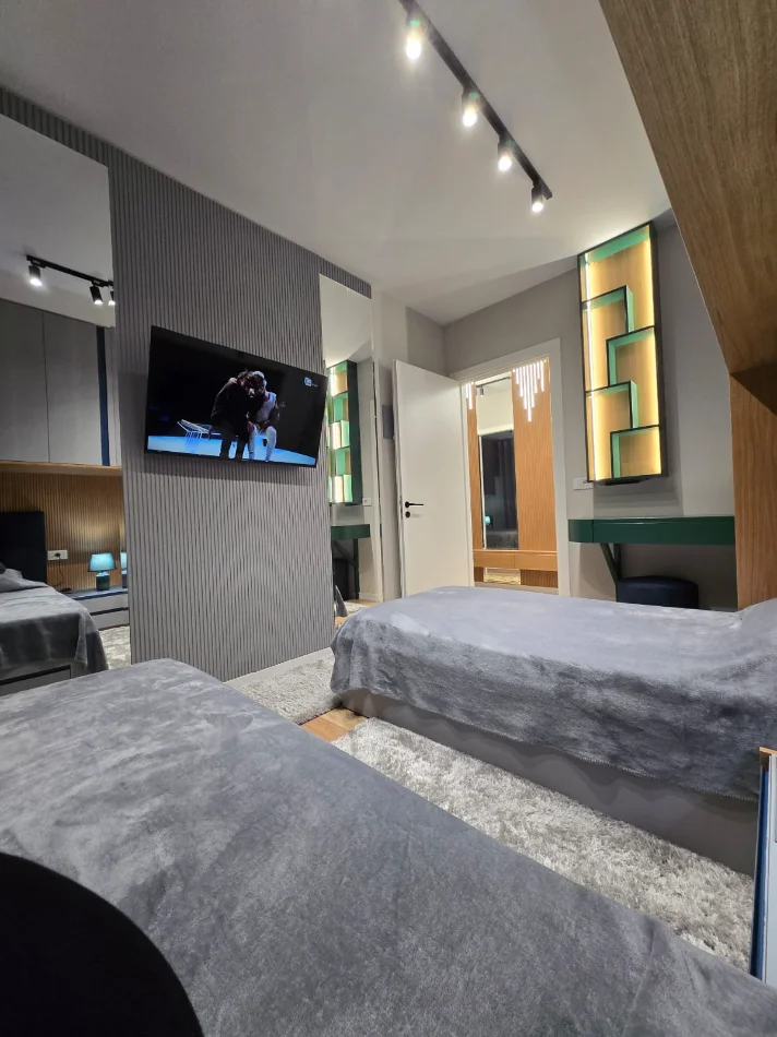 Tirane, jepet me qera apartament 2+1 , 1.100 € (Rezidenca Kurora)