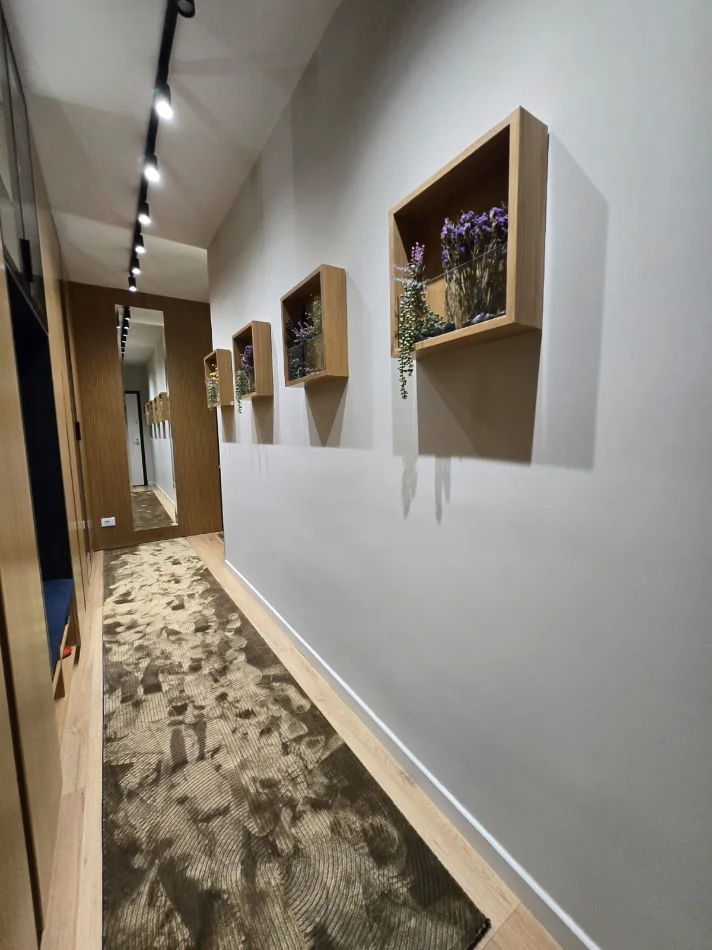 Tirane, jepet me qera apartament 2+1 , 1.100 € (Rezidenca Kurora)