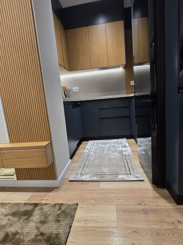 Tirane, jepet me qera apartament 2+1 , 1.100 € (Rezidenca Kurora)