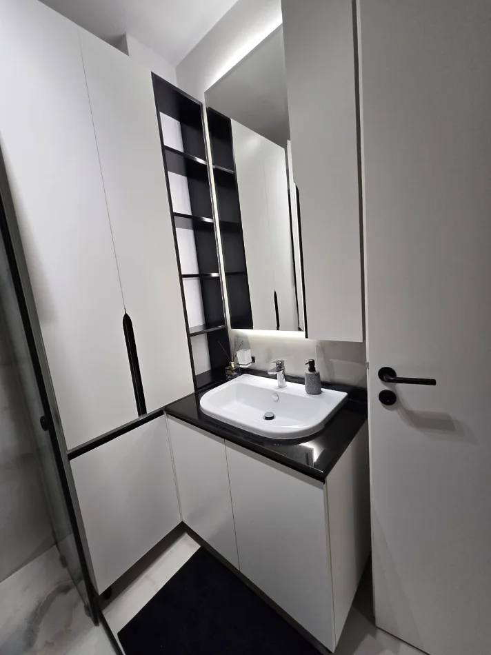 Tirane, jepet me qera apartament 2+1 , 1.100 € (Rezidenca Kurora)