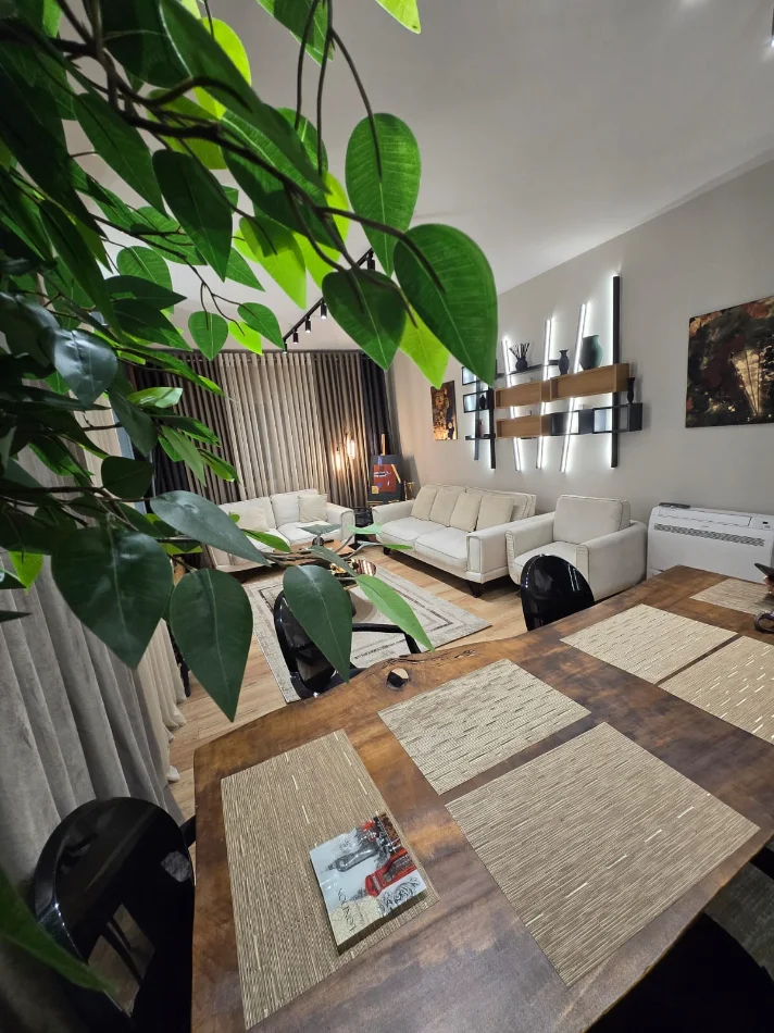 Tirane, jepet me qera apartament 2+1 , 1.100 € (Rezidenca Kurora)