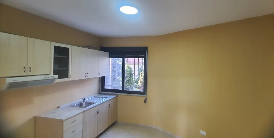 Tirane, jepet me qera ambjent biznesi Kati 3, 160 m² 1.100 € (Eye of Tirana)