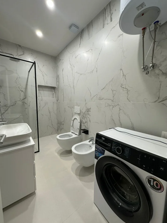 Tirane, jepet me qera apartament 1+1+Ballkon Kati 3, 64 m² 630 € (Bulevardi i Ri)