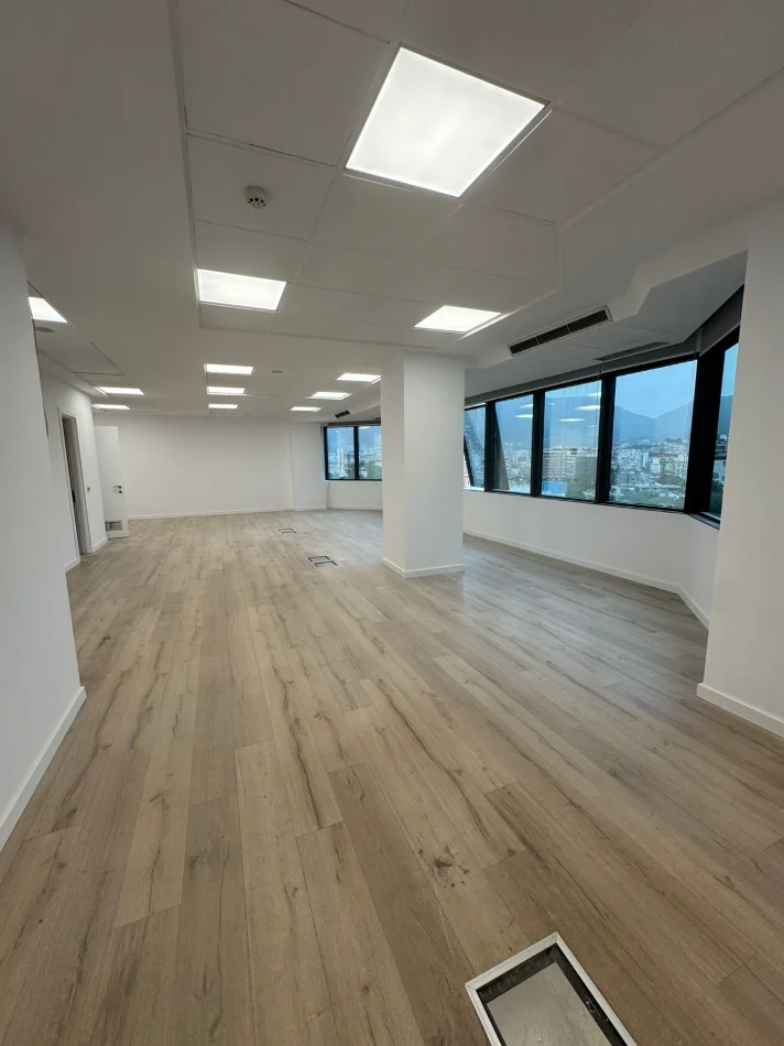 Tirane, jepet me qera zyre Kati 10, 230 m² 5.100 € (BULEVARDI DESHMORET E KOMBIT)
