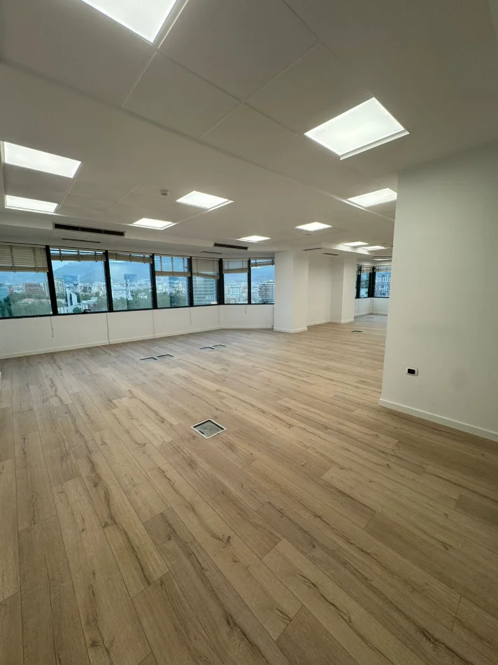 Tirane, jepet me qera zyre Kati 10, 230 m² 5.100 € (BULEVARDI DESHMORET E KOMBIT)