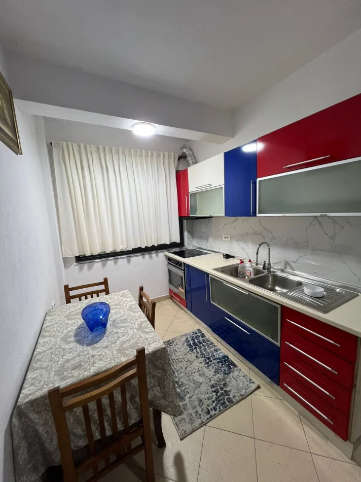 Tirane, jepet me qera apartament 1+1+Ballkon Kati 2, 65 m² 400 €