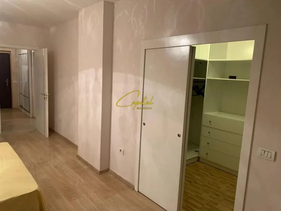 Tirane, jepet me qera apartament 2+1 Kati 2, 140 m² 650 € (LAPRAKE)