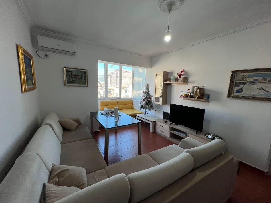 Shqiperi, jepet me qera apartament 1+1 Kati 3, 65 m² 650 € (Vasil Shanto)