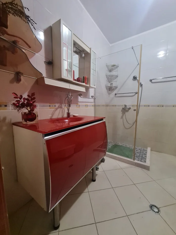 Jepet me Qera Apartament 2+1 në Rrugën e Kavajës, tek Report Tv,  650 mije leke