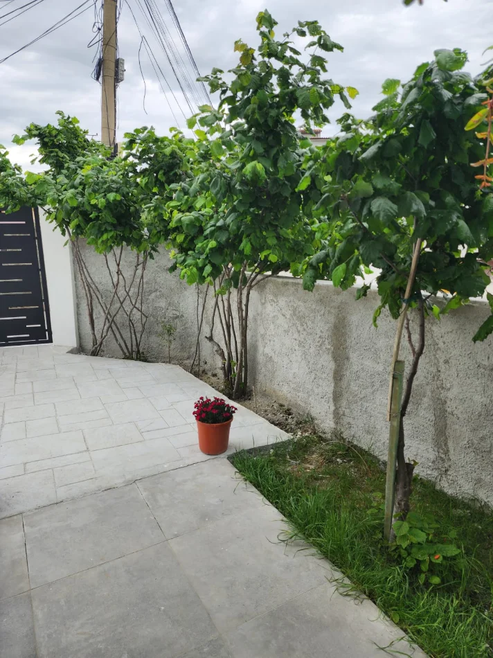 Durres, jepet me qera shtepi 1+1 Kati 1, 70 m² 500 € (Plepa)