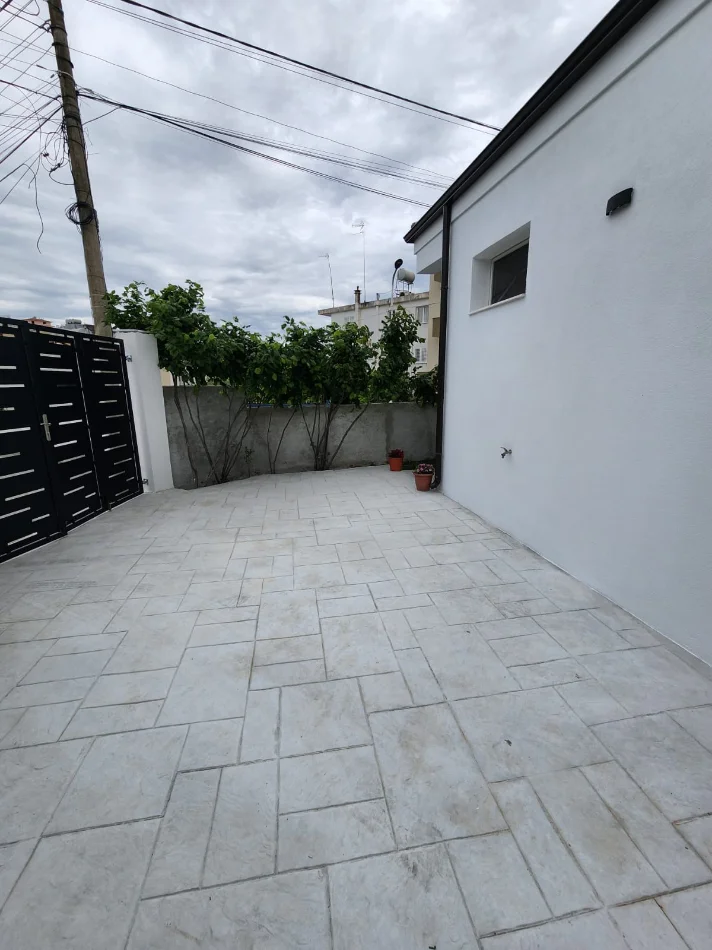 Durres, jepet me qera shtepi 1+1 Kati 1, 70 m² 500 € (Plepa)
