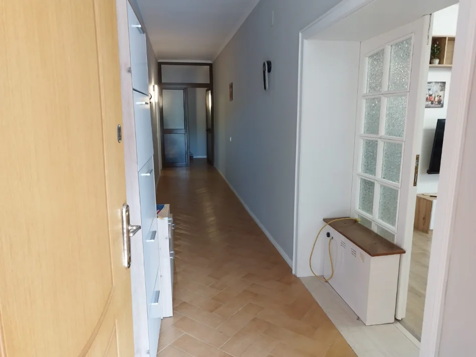 Tirane, jepet me qera apartament 1+1+Ballkon Kati 1, 85 m² 600 € (rruga 5 maji)