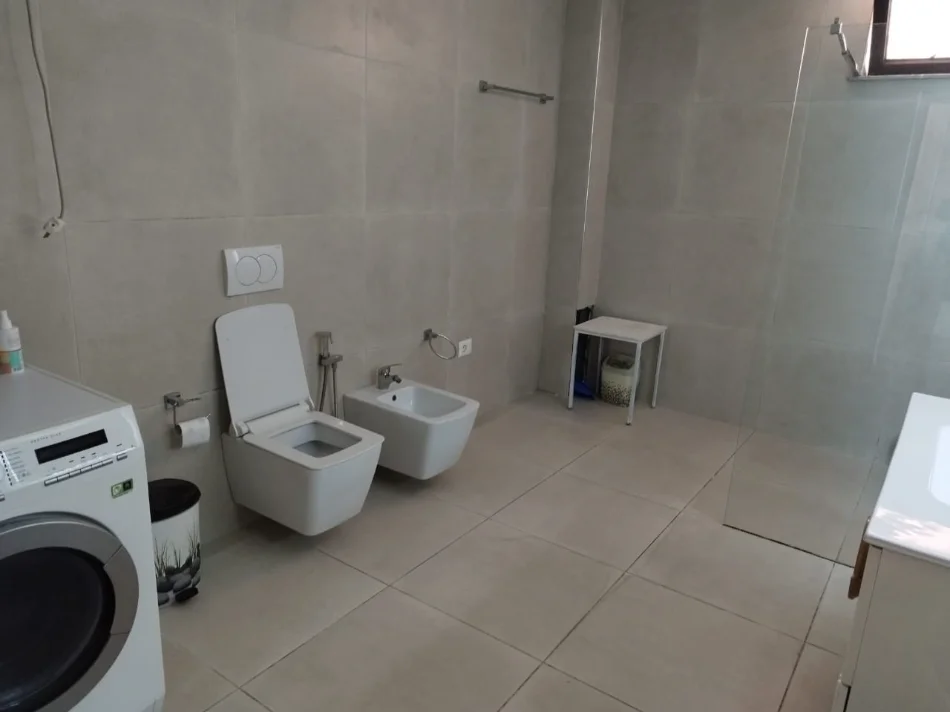 Tirane, jepet me qera apartament 1+1 , 600 € 