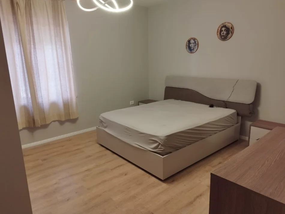 Tirane, jepet me qera apartament 1+1 , 600 € 