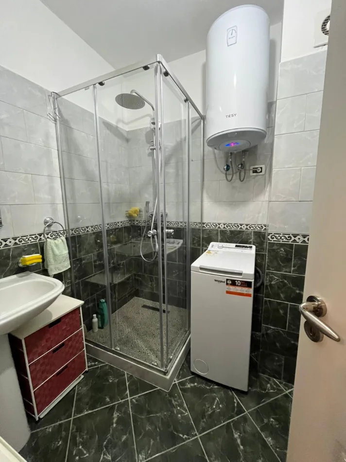 Tirane, shitet apartament 2+1+Ballkon Kati 3, 71 m² 175.000 € (ish Parku)
