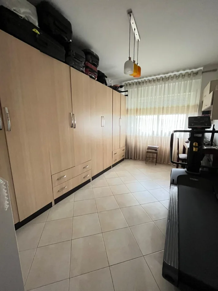 Tirane, shitet apartament 2+1+Ballkon Kati 3, 71 m² 175.000 € (ish Parku)