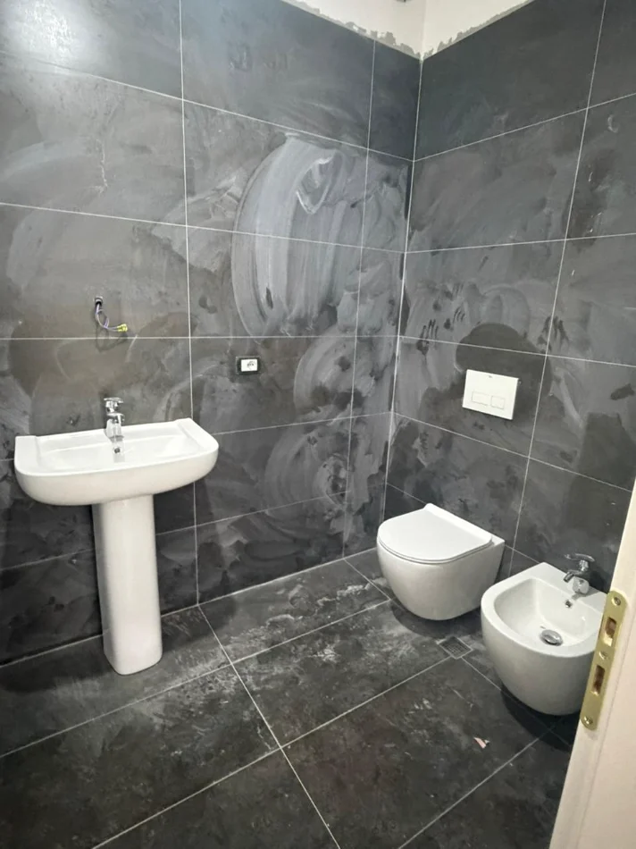 Tirane, shitet apartament 3+1 Kati 5, 125 m² 400.000 € (Komuna e Parisit)