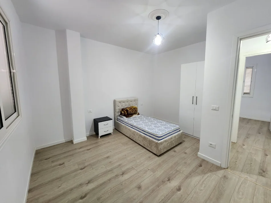 Durres, jepet me qera apartament 2+1+Aneks+Ballkon Kati 3, 100 m² 400 € 