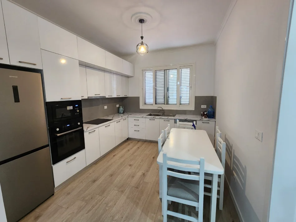 Durres, jepet me qera apartament 2+1+Aneks+Ballkon Kati 3, 100 m² 400 € 