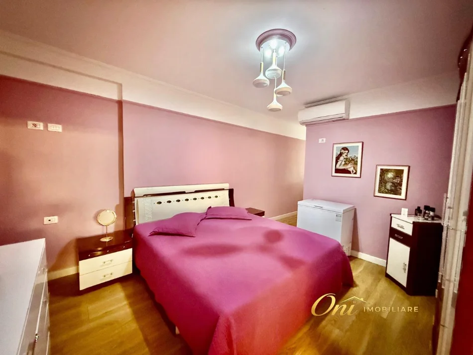Tirane, jepet me qera apartament 2+1 Kati 2, 100 m² 1.000 € (PERBALL PASTICERI NEFELI)