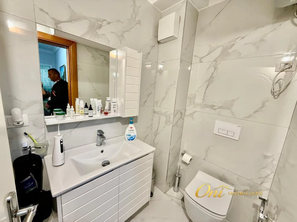 Tirane, jepet me qera apartament 2+1 Kati 2, 100 m² 1.000 € (PERBALL PASTICERI NEFELI)