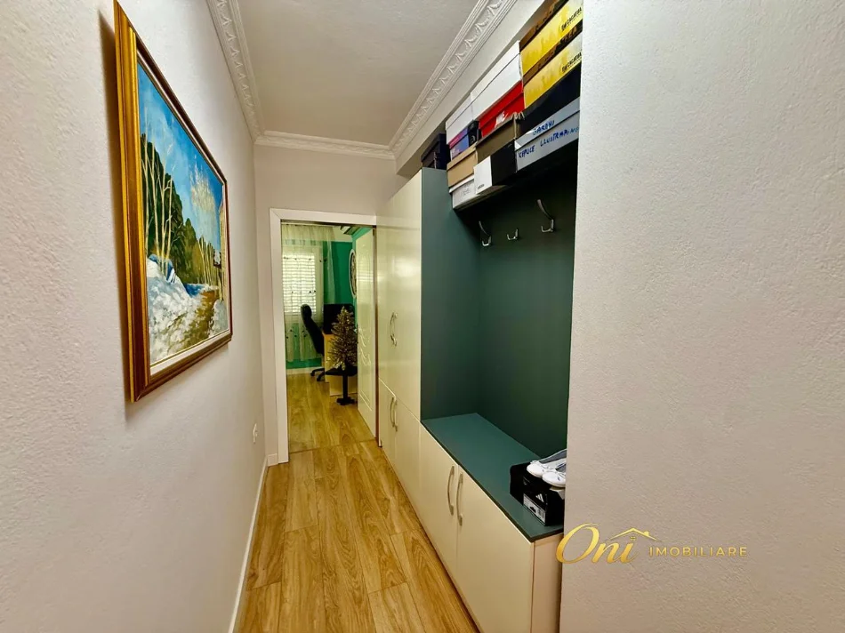 Tirane, jepet me qera apartament 2+1 Kati 2, 100 m² 1.000 € (PERBALL PASTICERI NEFELI)
