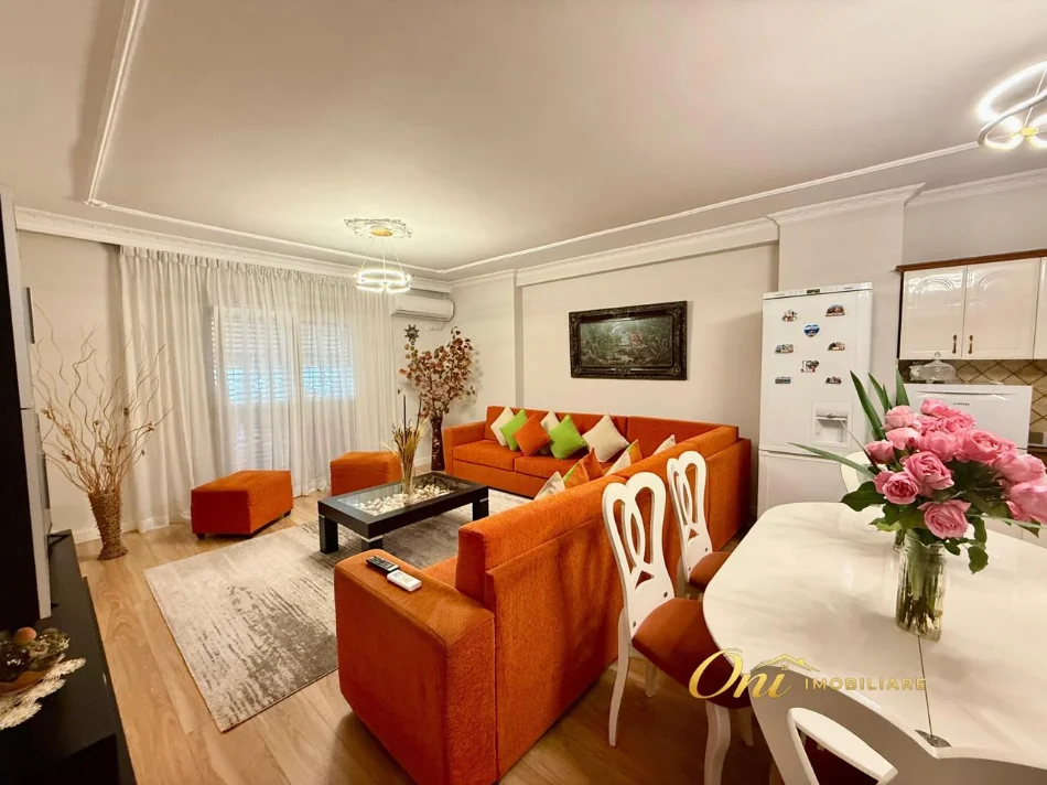 Tirane, jepet me qera apartament 2+1 Kati 2, 100 m² 1.000 € (PERBALL PASTICERI NEFELI)