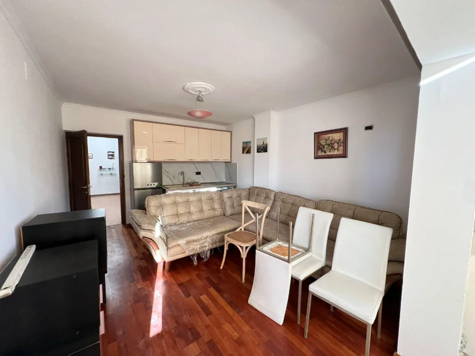 Tirane, jepet me qera apartament 1+1 Kati 7, 650 € (VASIL SHANTO)