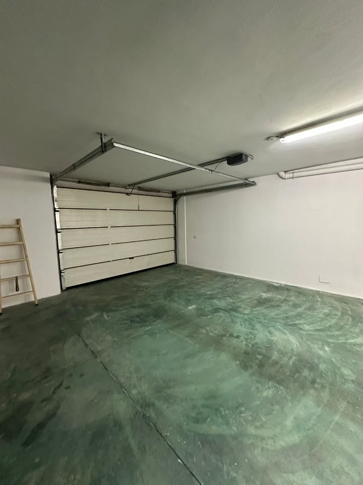 Tirane, jepet me qera Vile 3 Katshe Kati 4, 270 m² 2.500 € (TEG)