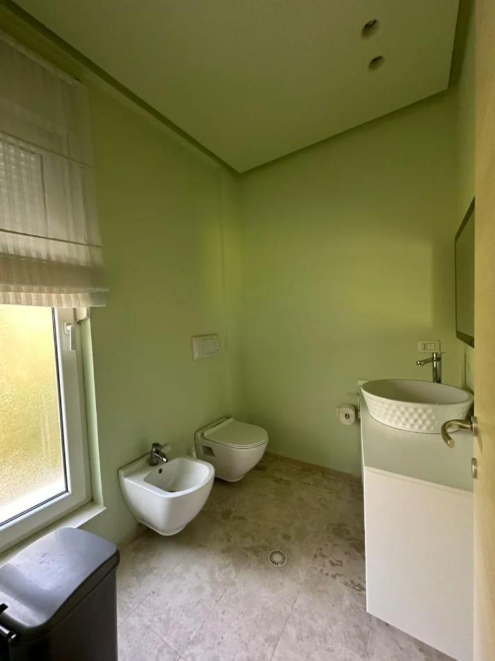 Tirane, jepet me qera Vile 3 Katshe Kati 4, 270 m² 2.500 € (TEG)