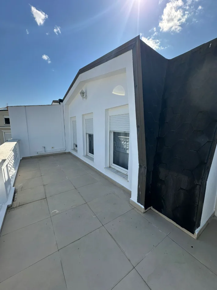 Tirane, jepet me qera Vile 3 Katshe Kati 4, 270 m² 2.500 € (TEG)