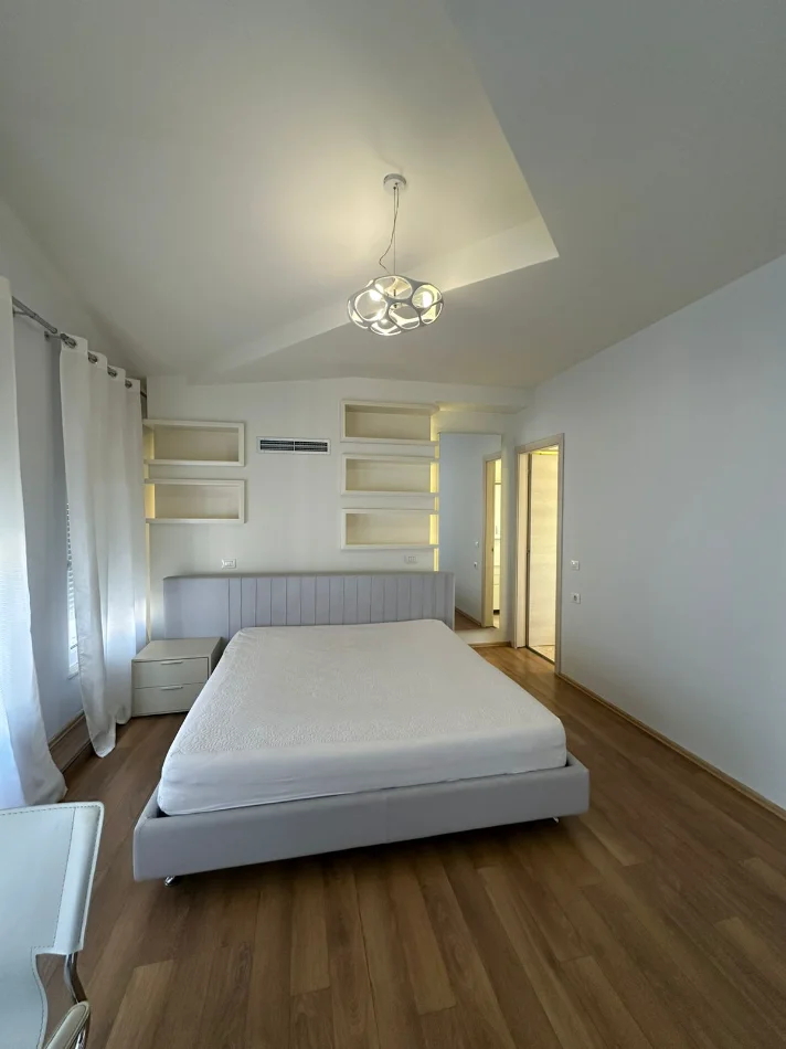Tirane, jepet me qera Vile 3 Katshe Kati 4, 270 m² 2.500 € (TEG)