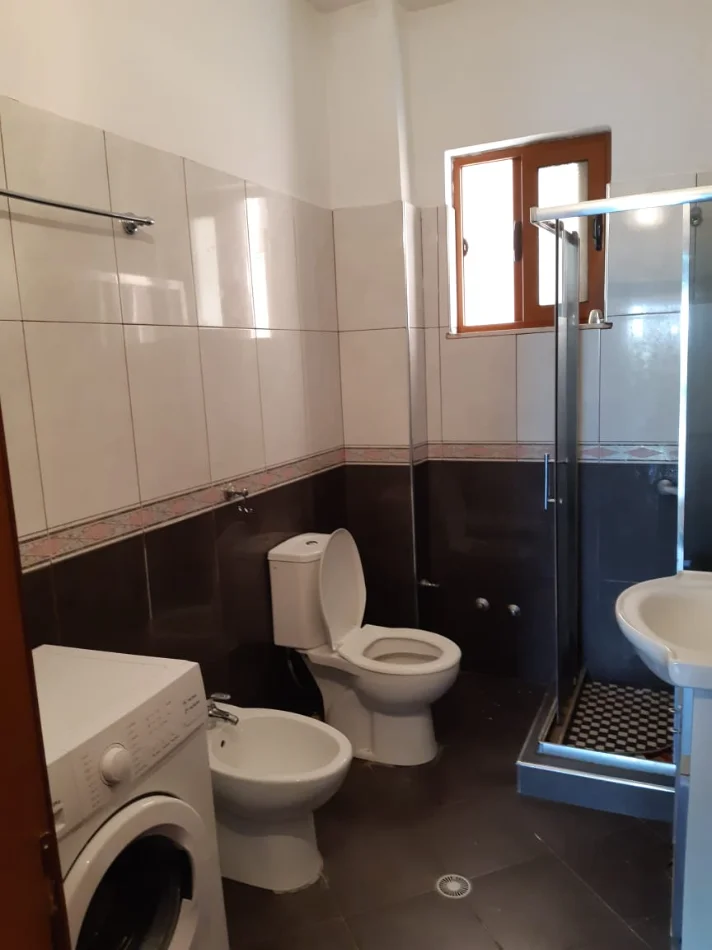 Tirane, jepet me qera apartament 2+1 , 110 m² 400 € (RR. YMER SALLAKU)