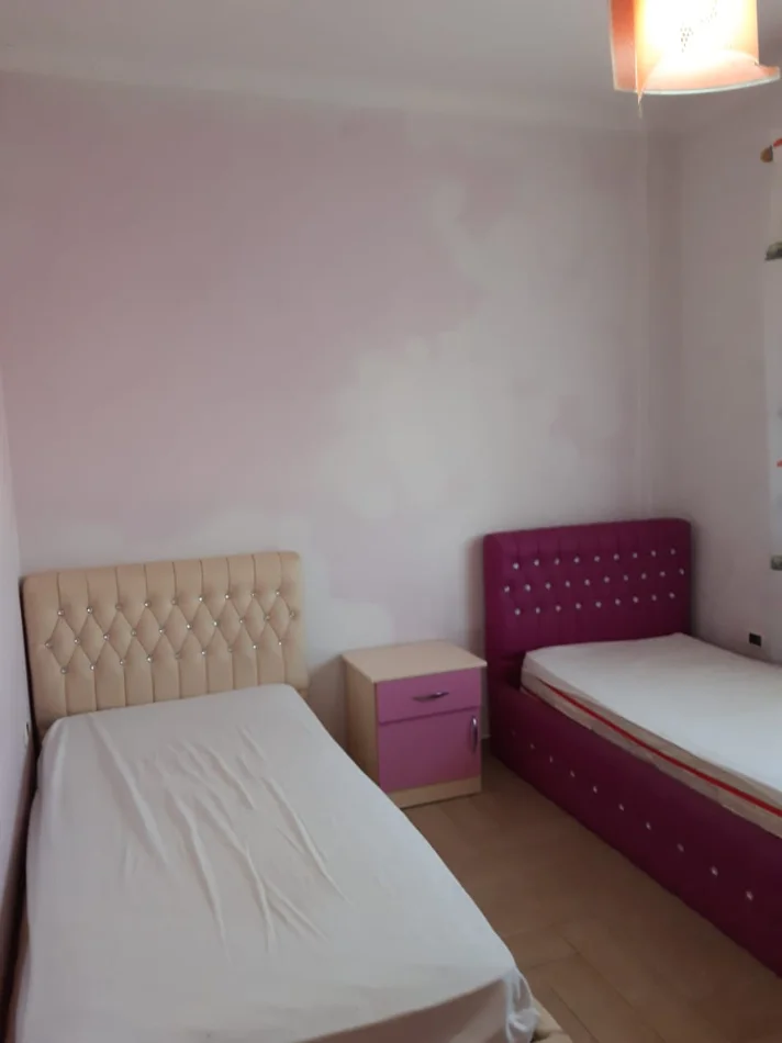 Tirane, jepet me qera apartament 2+1 , 110 m² 400 € (RR. YMER SALLAKU)