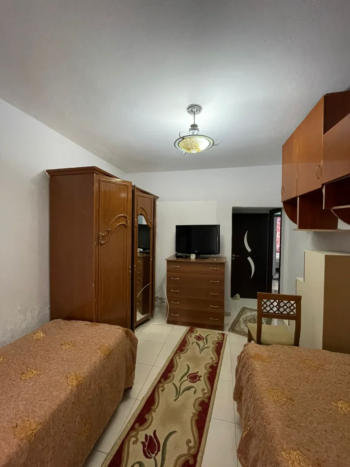 Tirane, jepet me qera apartament 2+1 Kati 1, 80 m² 400 € 