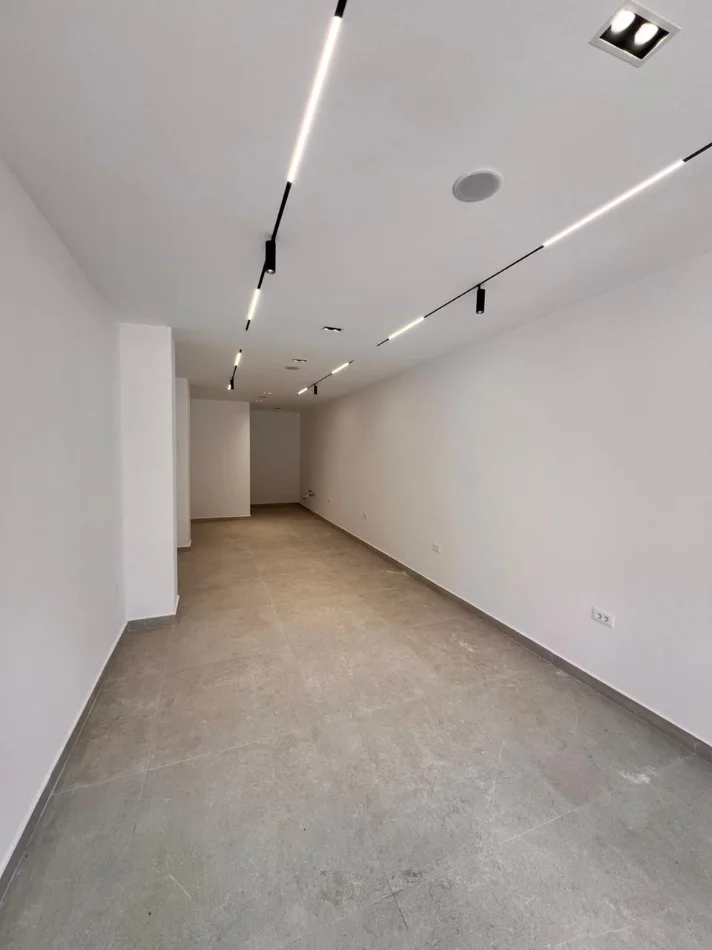 Tirane, jepet me qera ambjent biznesi Kati 0, 45 m² 900 € (Bulevardi Zhan D'Ark, Tek ATSH)
